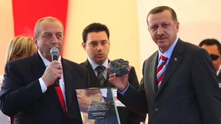 O maden bakın kimin çıktı… İşçiler yer altında patronu Pandora’da