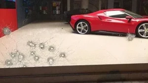 Otomobil galerisi kurşunlandı; 25 milyonluk araç hasar aldı