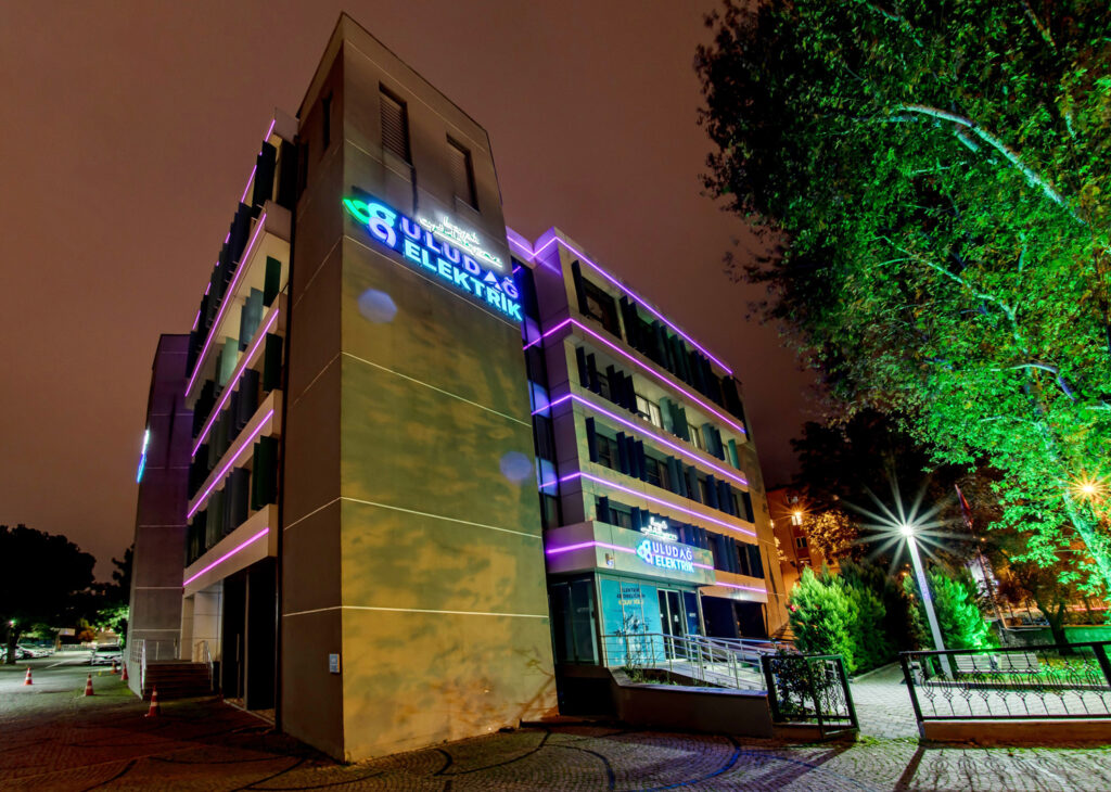 Uludağ Elektrik’te Ekimin rengi pembe