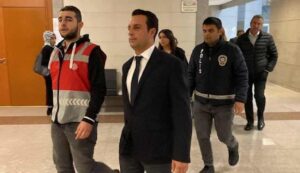 Eşini öldürmeye teşebbüsten yargılanıyor! Ünlü iş insanı Can Atay duruşmada avukata omuz atınca tutuklandı