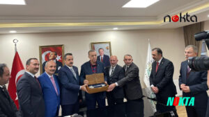 Faruk Çelik ve emeği geçenler Cumhurbaşkanı Erdoğan’a Yusufeli Yeni Yerleşim Yeri’nin anahtarını verdi