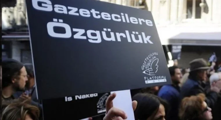 Utku Çakırözer ‘Basın Özgürlüğü Raporu’nu açıkladı: Gazeteciler bir ayda 60 kez hakim karşısına çıktı