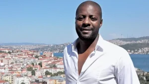 Pascal Nouma fotoğraf çekilmek isteyen şahsı darp edip parmağını kırdı!