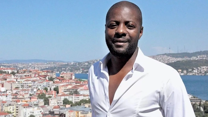 Pascal Nouma fotoğraf çekilmek isteyen şahsı darp edip parmağını kırdı!