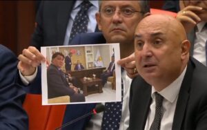 Fuat Oktay’ın uyuşturucu ile yakalanan Veysel Filiz’le fotoğrafları Meclis’te tartışma yarattı: ‘Kalabalıkta çekilmiş’ dedi