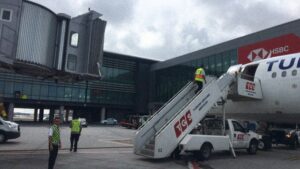 Tam uçağa binecekken körükteki boşluktan atladı… Apronda korkunç ölüm!