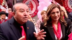 Kadın derneğinin erkek başkanı ‘kadına şiddet’ sorusuna engel oldu