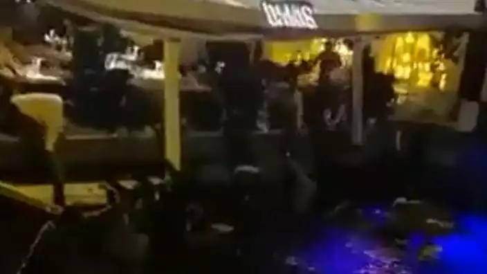 Sosyete balıkçısı denize yıkıldı… Suya düşenler var