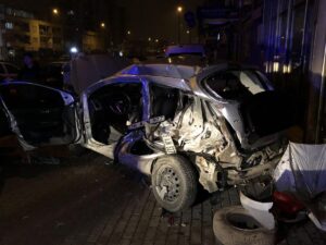 Bursa’da park halindeki araçlara çarpan otomobilin sürücüsü ağır yaralandı