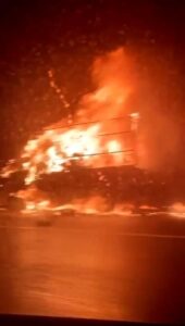 Bursa’da seyir halindeki kamyonet alev alev yandı