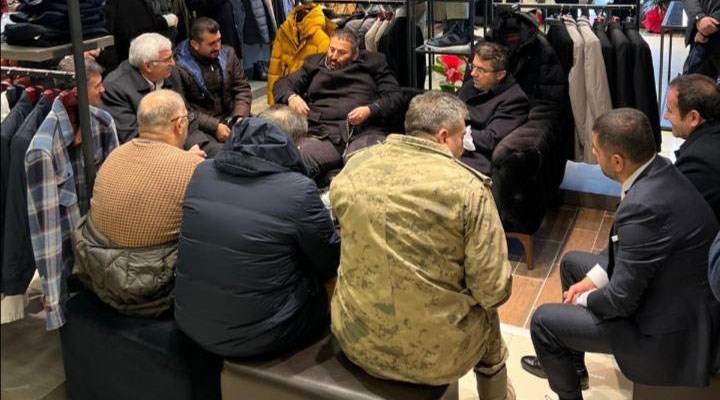 Erkam Yıldırım’ın tepki çeken fotoğrafı: Vali ve jandarma komutanı hangi gerekçeyle eşlik ediyor?