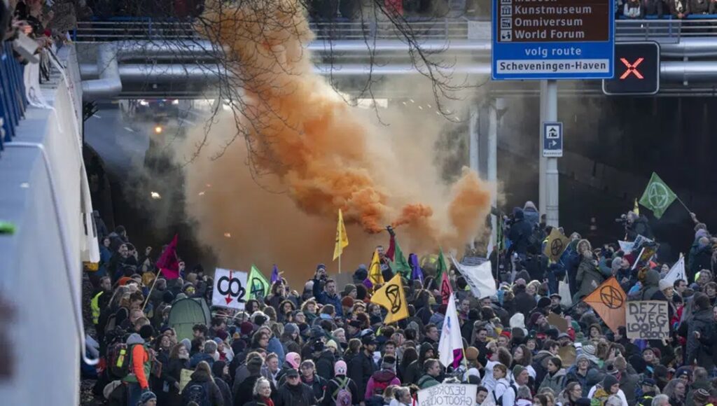 Hollanda’da çevreciler Lahey’de yol kapatma eylemi yaptı