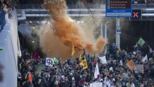 Hollanda’da çevreciler Lahey’de yol kapatma eylemi yaptı