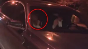 Ünlü oyuncu arabada evli iş insanıyla öpüşürken yakalandı! Görüntüler bomba