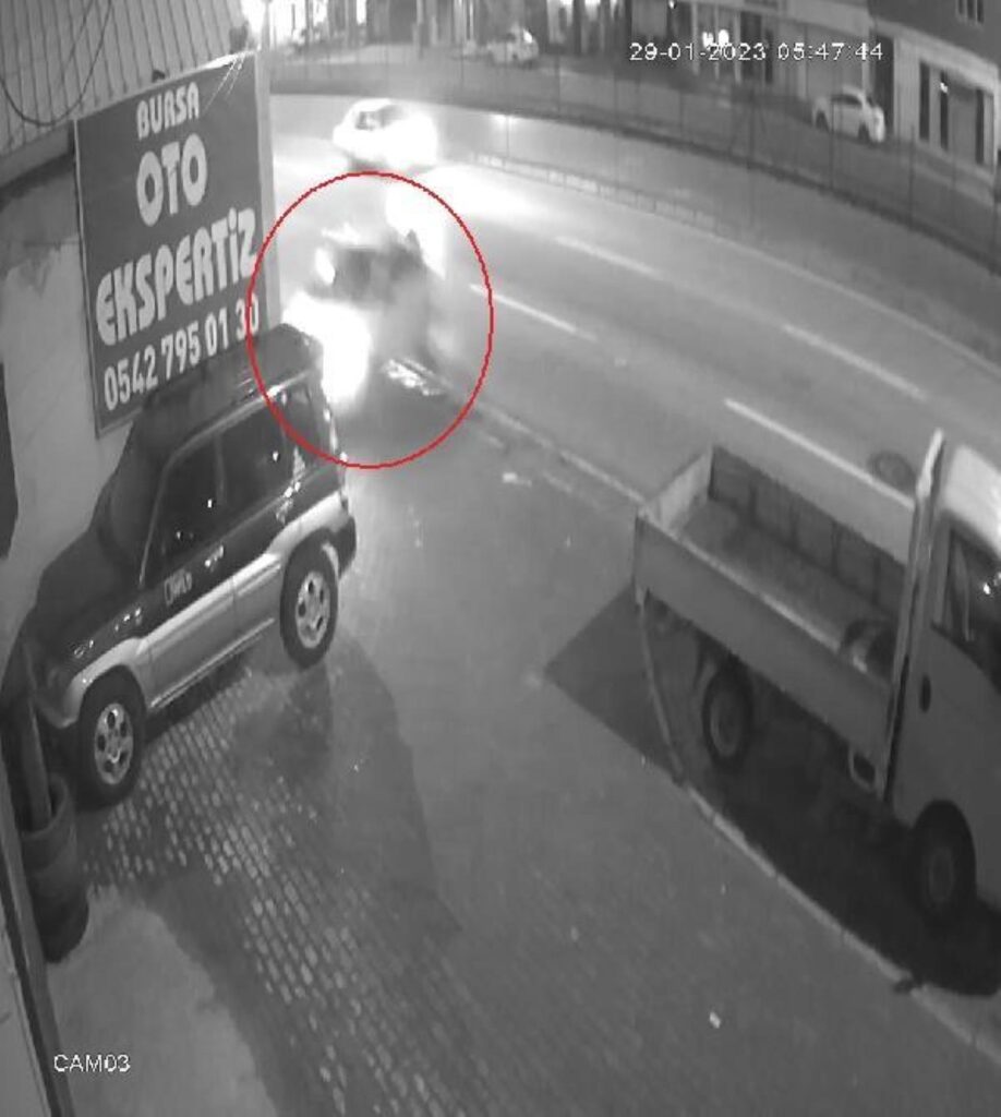 Otomobille park halindeki araçlara çarpan Kübra ağır yaralı (2)