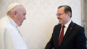 Türkiye’nin Vatikan Büyükelçisi Lütfullah Göktaş: Papa, Rusya-Ukrayna savaşıyla ilgili Türkiye’nin çabalarından övgüyle söz ediyor