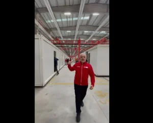 Kızılay Başkanı Rönesans Holding için yapılan konteynerleri depremzedeler için üretilmiş gibi görüntü çekti