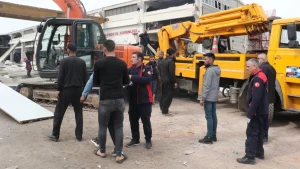 Maraş’ta depremde hasar alan metal fabrikası çöktü: Bir ölü, dört yaralı