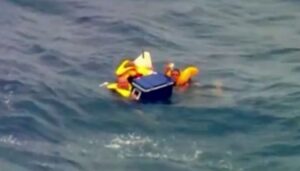 Açık denizde film gibi yaşam mücadelesi