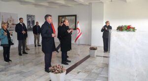 Bakan Bilgin, Denktaş ve Küçük’ün anıt mezarlarını ziyaret etti