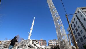 Beş katlı binanın yalnızca yangın merdiveni ayakta kaldı