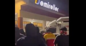 Beşiktaş Çarşı grubu deprem bölgesinde fahiş fiyat uygulanan işletmeyi bastı