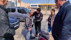 Bursa’da bisikletten düşen alkollü sürücü polise zor anlar yaşattı