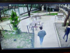 Bursa’da parktaki kedi kulübelerini yakıp, çöp kutularına zarar verdiler