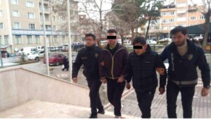 Çaldıkları araçla hırsızlık yaparken yakalandılar