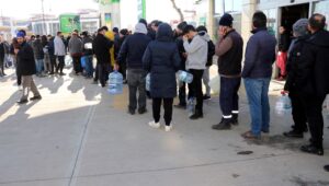 Depremzedelerin akaryakıt kuyruğu