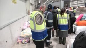 Duygulandıran görüntü: Tek koluyla depremzedeler için çalışıyor