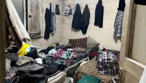 Koğuşa çevrilen evlerde 94 kaçak yakalandı