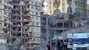 Kesilen kolonun yerine ayna ve soyunma dolabı koymuşlar