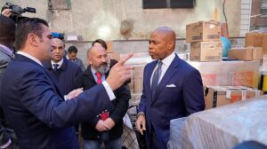 New York Belediye Başkanı Adams’tan Türk camisine taziye ziyareti