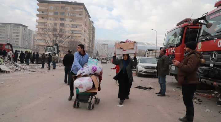 Oteller depremzedeleri çıkarmaya başladı