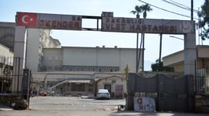 AKP’li İskenderun Belediye Başkanı Fatih Tosyalı, yıkılan hastanenin enkazına 9 gün sonra geldi