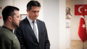 Zelenskiy, Türkiye’nin Kiev Büyükelçiliğini ziyaret etti