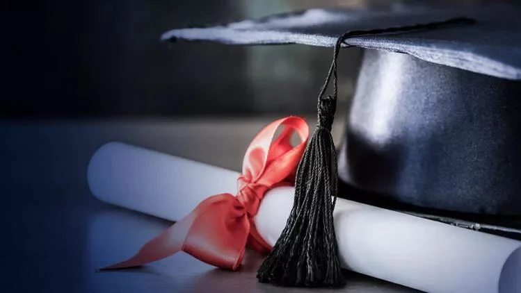 Şeker dağıtır gibi diploma dağıtmışlar! Listede kimler kimler var…