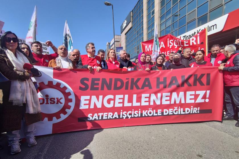 İşten atılan Satera işçileri Cengiz Holding önünde eylem yaptı