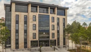 Öğretmenevi müdürünün yasaklı işleri ortaya çıktı. Reddetti ama sosyal medyada yakayı ele verdi