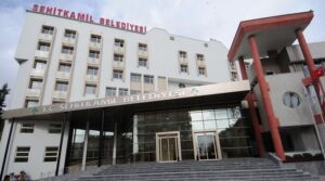 Baba müdürlükte oğlu belediyede