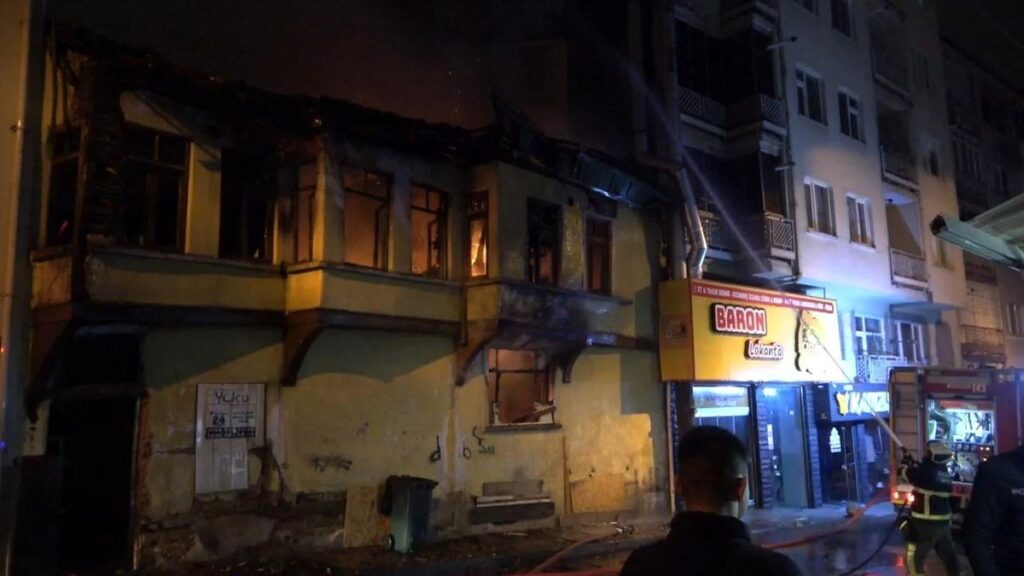 Bursa’da ahşap ev alevlere teslim oldu