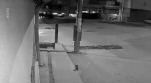 Duvara böyle çarptı, otomobili bırakıp kaçtı