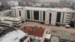 EYT’liler için Bursa’da örnek uygulama… Kurum dışına masa kurup kuyruğu bitirdiler