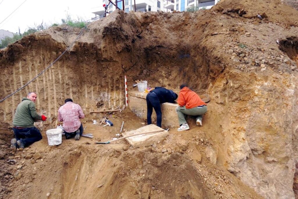 Mudanya’da pazaryeri inşaatından lahit çıktı