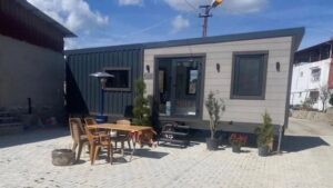 Hatay’da gönüllüleri engelleyen vali yardımcısının konteyneri ortaya çıktı