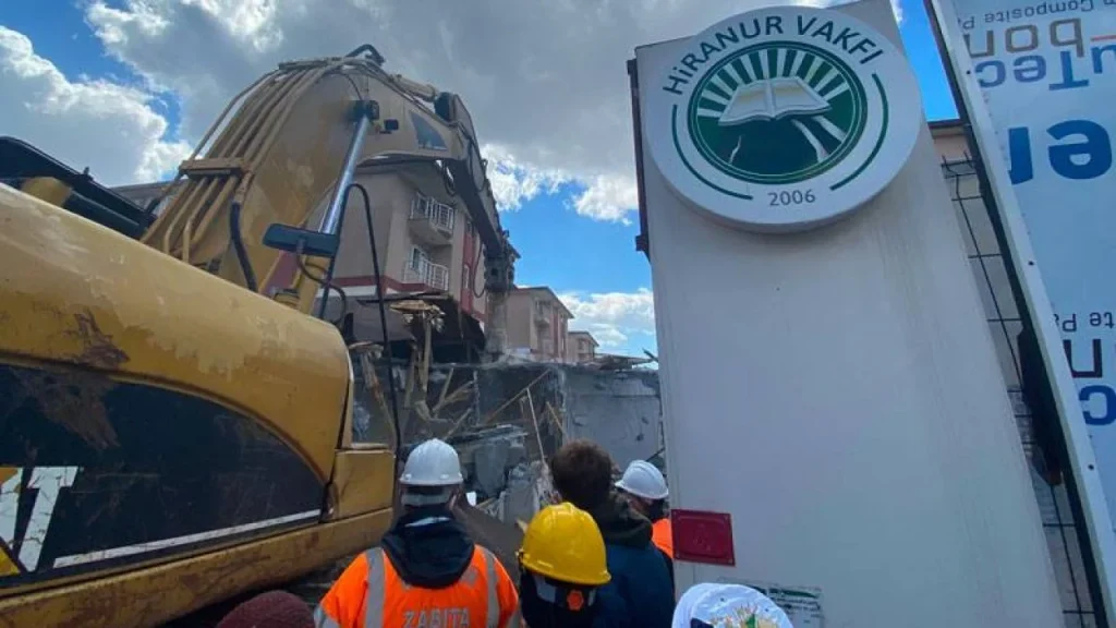 Hiranur Vakfı’nın kaçak binasının yıkımı mahkeme kararıyla durduruldu