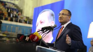 AKP’nin Şanlıurfa Milletvekili Adayı Bozdağ boş sandalyelere konuştu