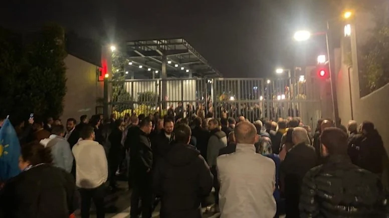 İYİ Partililer A Haber önünde Onur Erim’i protesto etti: Onur Erim’in Afyonkarahisarlı bir iş adamını 100.000 Dolar dolandırdığı iddia edildi