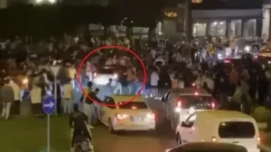 Bursa’da otomobil Galatasaray taraftarlarının arasına daldı!